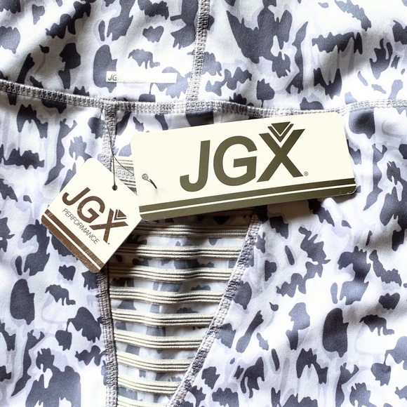 NWT JGX Women's Performance Leggings With Side
Pockets, Color: White & Grey - Picture 4 of 9